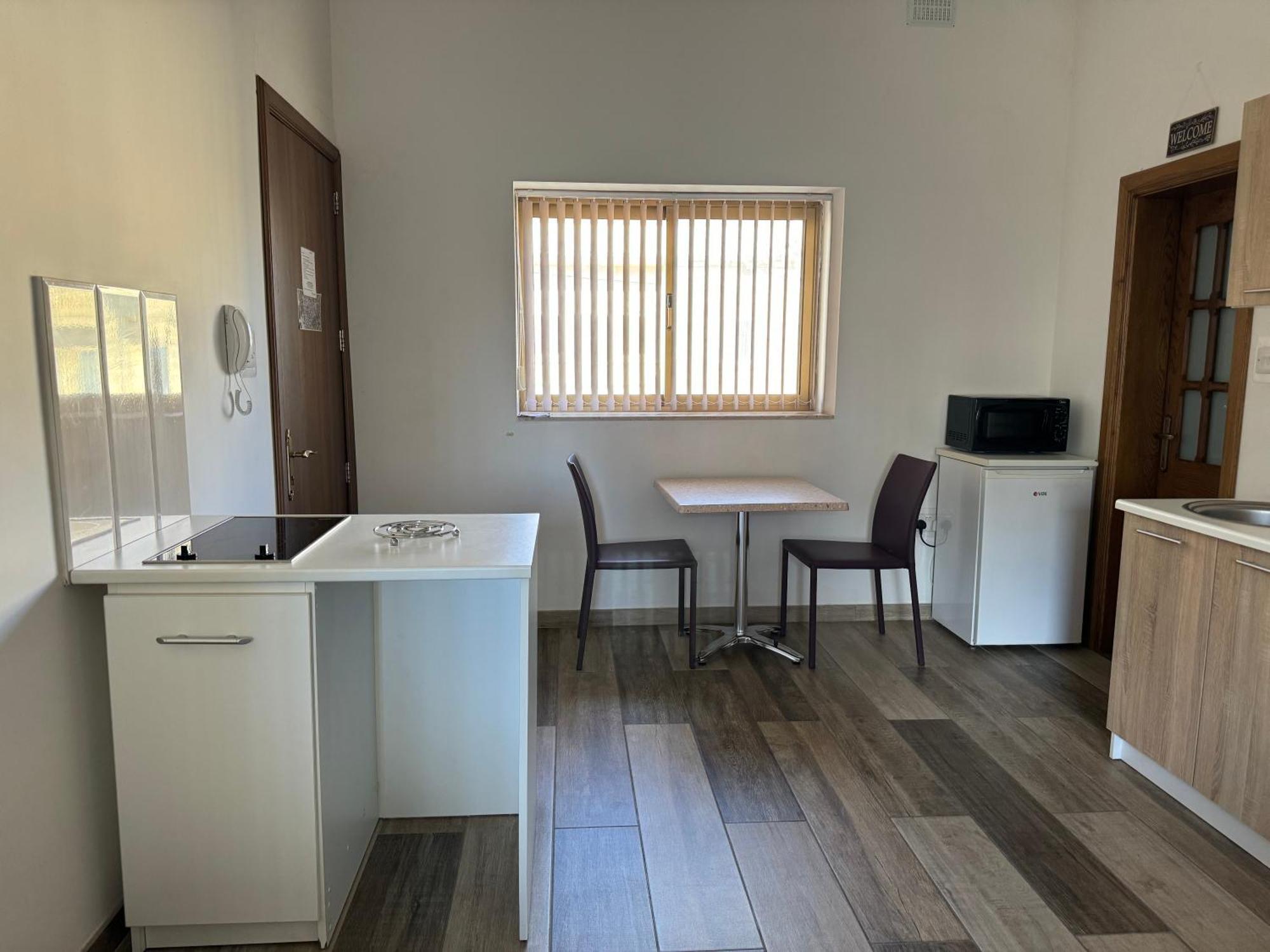 Private One Bedroom Close To Airport In *